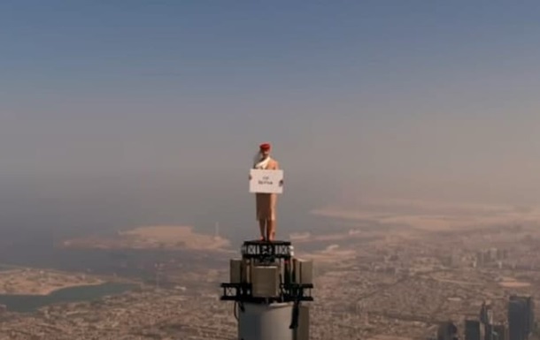 Для рекламы: стюардесса забралась на вершину башни Бурдж-Халифа