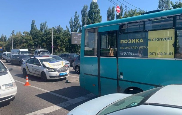 В Киеве полицейское авто протаранило маршрутку