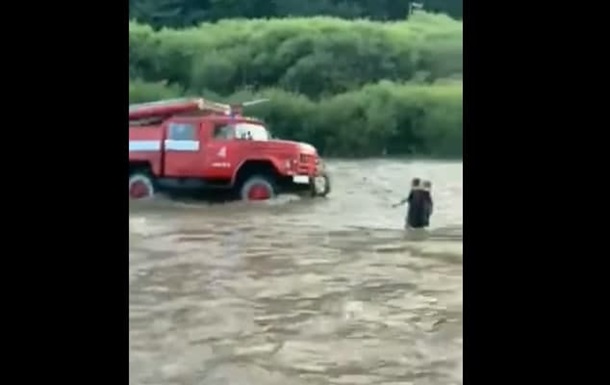 На Закарпатье чрезвычайники на пожарной машине спасли из воды детей