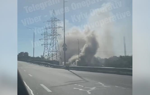 У Києві спалахнула велика пожежа в промзоні