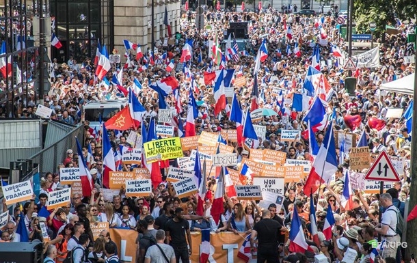 Во Франции массовые протесты из-за паспортов здоровья