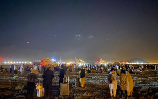 В аэропорту Кабула сотни людей пытаются вылететь из Афганистана