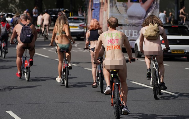По улицам Британии катались сотни голых велосипедистов