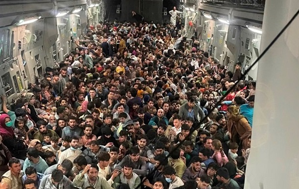 Вантажний літак США вивіз 640 біженців з Кабула