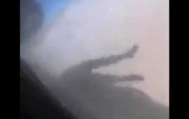 Появилось видео попытки афганца улететь на фюзеляже самолета