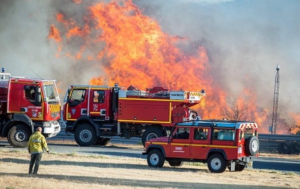 На півдні Франції лісові пожежі гасять сотні пожежників