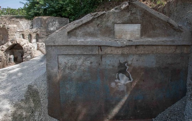 В Помпеях нашли уникальную гробницу с останками