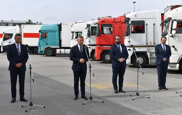 Польща відправила в Україну 20 вантажівок із засобами боротьби з COVID-19