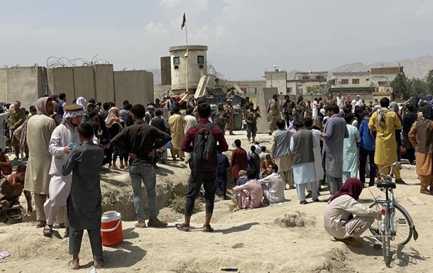 У районі аеропорту Кабула загинули щонайменше 12 осіб - ЗМІ