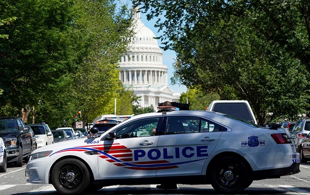 Біля Конгресу США чоловік погрожує підірвати вантажівку
