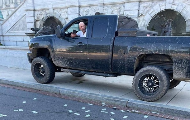 Чоловік, який погрожував підірвати вантажівку біля Конгресу, здався поліції