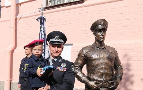 У Києві з явився пам ятник поліцейському