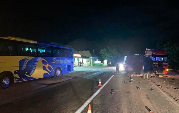 В Николаевской области автобус насмерть сбил водителя-участника ДТП