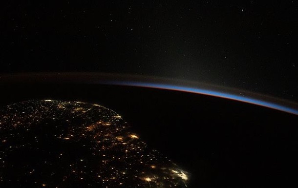 NASA показало снимок начала дня над Землей