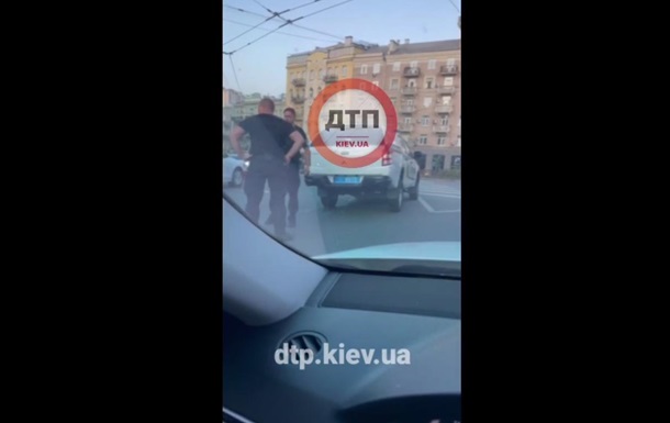 Полицейское авто в центре Киева попало в ДТП