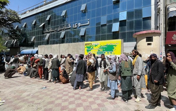У Кабулі відновлюють роботу банки