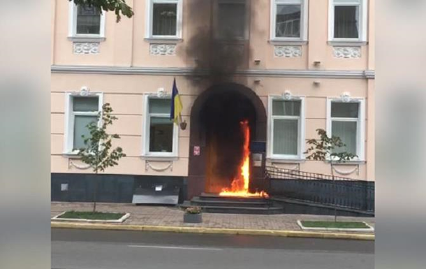 В Киеве в офис омбудсмена бросили  коктейль Молотова 