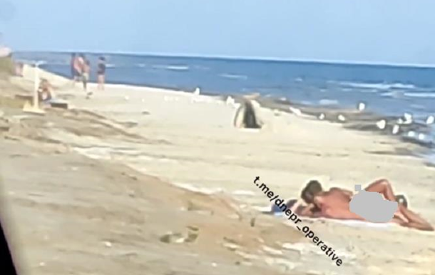 Пара занялась сексом на пляже у всех на виду. 18+