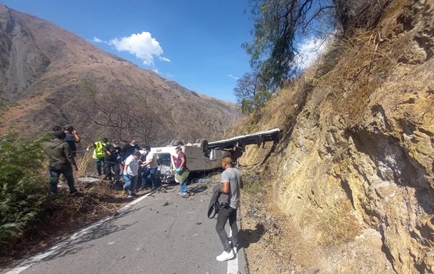 В Перу автобус с людьми упал в пропасть: 15 жертв