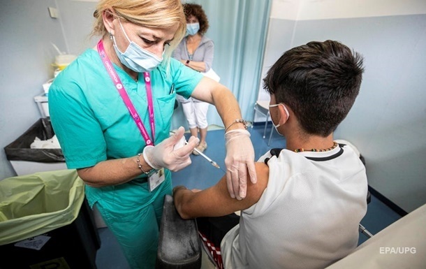 Великобритания начинает массовую COVID-вакцинацию подростков 