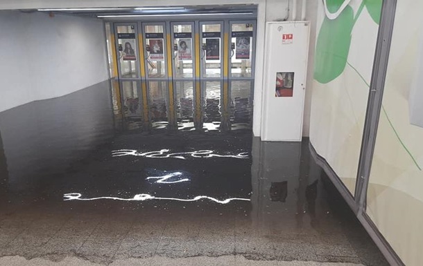 В Киеве подтопило станцию метро Героев Днепра