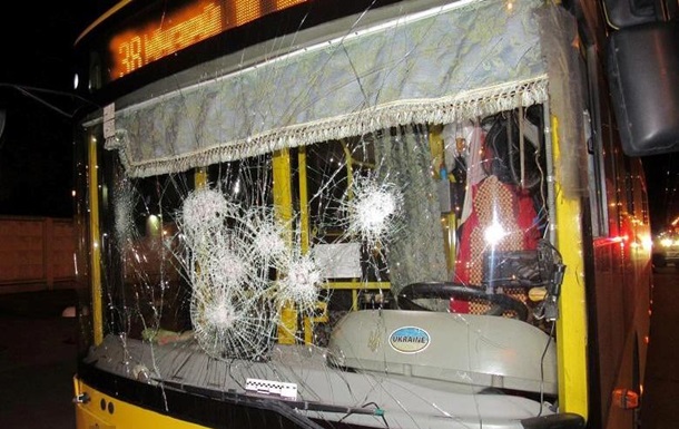 Розгромили тролейбус і побили водія: поліція затримала двох киян