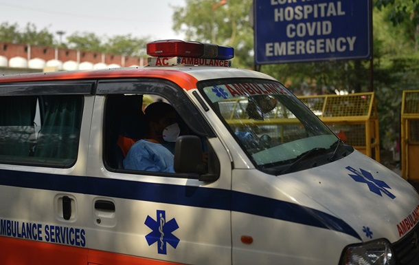 В Індії при зіткненні мікроавтобуса і вантажівки загинули 11 людей