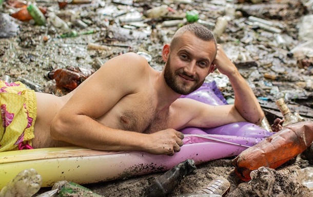 Экоактивист устроил фотосессию в куче мусора