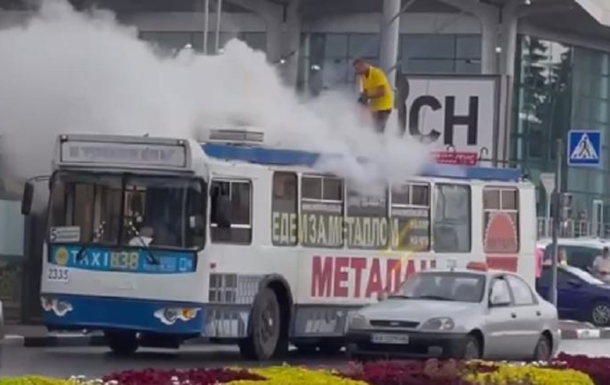 В Харькове молния ударила в троллейбус