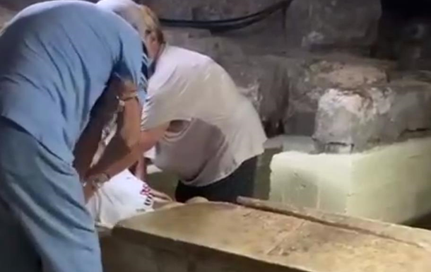 Пожилая туристка застряла в саркофаге Лазаря на Кипре