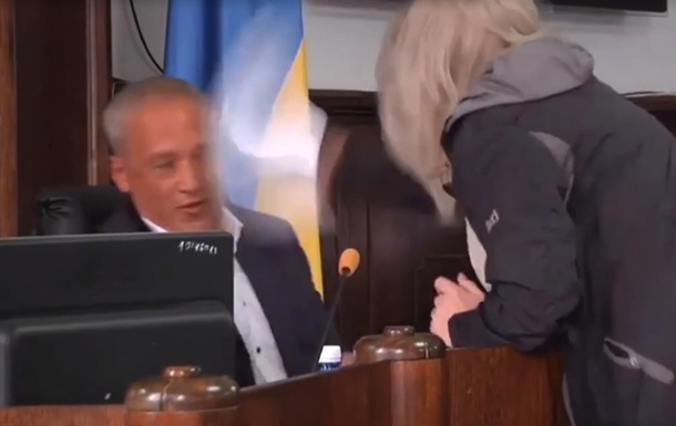 В Черновцах неадекватная женщина напала на мэра
