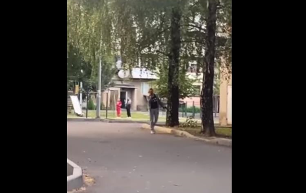 У Мукачеві  вулицею розгулювала жінка зі зброєю