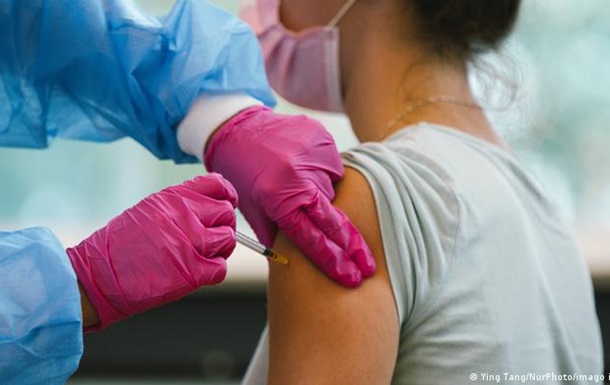 Коронавірус: у Великобританії не рекомендують вакцинувати всіх підлітків