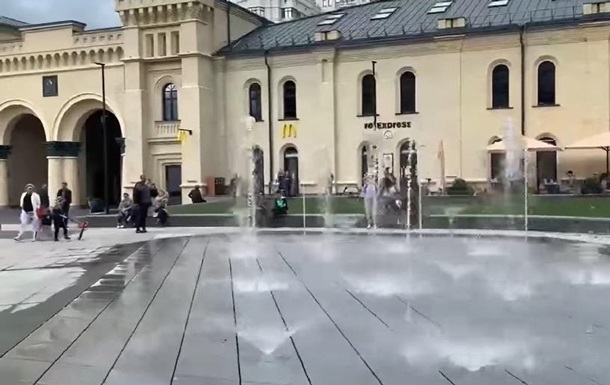 В Киеве отремонтировали поврежденный сразу после открытия фонтан