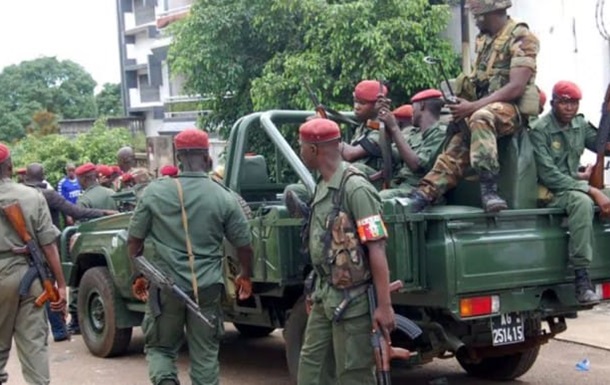 У Гвінеї на вулиці вийшла армія, тривають перестрілки