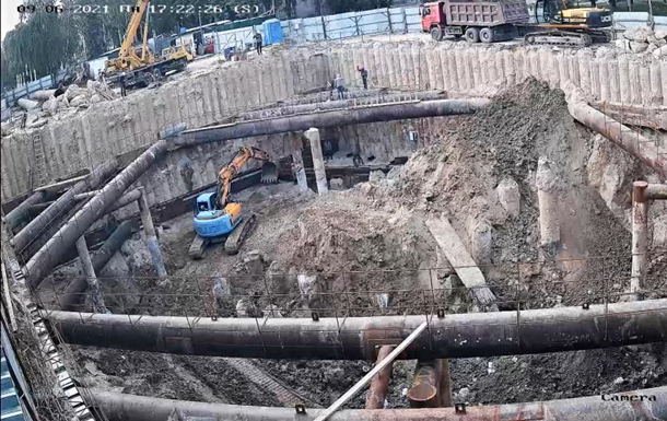 На Шулявці забудовник забурив сваї в метро.