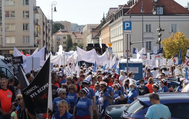 Сотни медиков вышли на акцию протеста в Варшаве