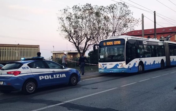 Мужчина с ножом ранил пятерых человек в Италии