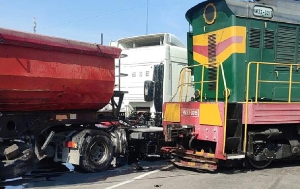 У Київській області вантажівка зіткнулася з локомотивом