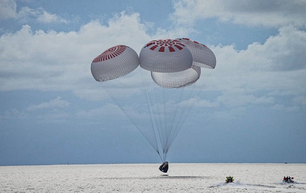 Космические туристы SpaceX вернулись на Землю
