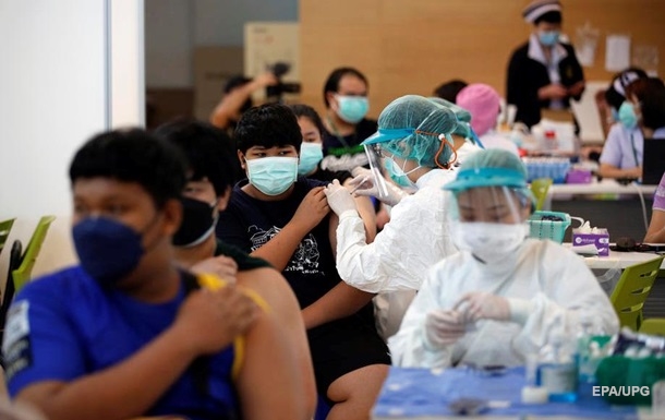 У Таїланді почали колоти COVID-вакцину нетрадиційно
