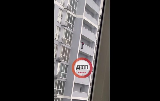 В Киеве девушка хотела прыгнуть с балкона высотки