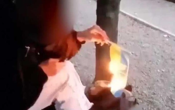 В Каменском девушка подожгла флаг Украины 