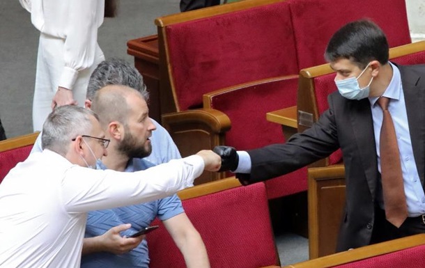Коронавірус в Україні: чи пускати депутатів до сесійної зали без вакцинації