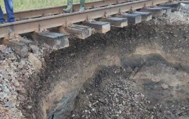 В Черновицкой области появился новый провал под железнодорожными путями