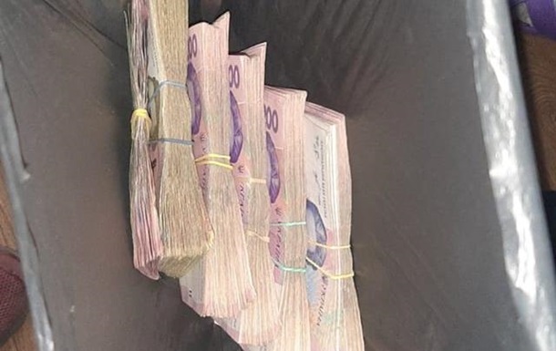 В Бердянске искали владельца пакета денег, найденного у мусорного бака