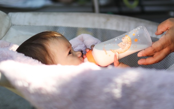 В організмі немовлят знайшли в 13 разів більше мікропластика, ніж у дорослих