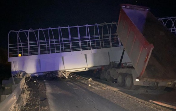 В России пешеходный мост раздавил авто, есть жертвы