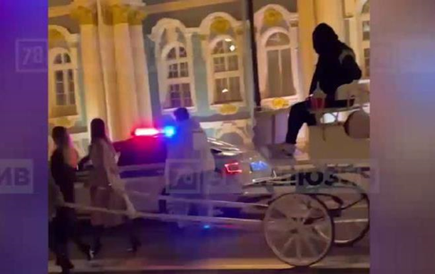 В Санкт-Петербурге трех девушек запрягли в карету