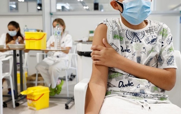 В Украине предлагают разрешить COVID-вакцинацию с 12 лет